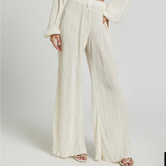 NWT Showpo Plisse Set Cream 2 Jondra Long Sleeve Blouse 4 Becca Flared Pants - Picture 2 of 9